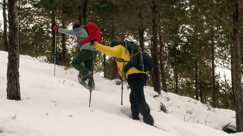 Raquetas de nieve y bastones son parte del equipamiento imprescindible para hacer rutas de monta�a estos d�as en O Courel