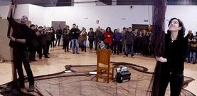 Paco Souto y Rosal�a Fern�ndez Rial, retirando el tel�n que separaba el p�blico de los puestos de los artistas y artesanos.