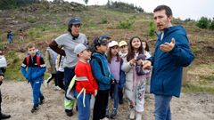 El concejal Alberto Oubi�a, este martes con alguno de los alumnos que participaron en la plantaci�n