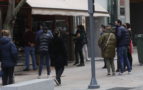 Colas en las confiter�as para celebrar el D�a del Padre con un dulce