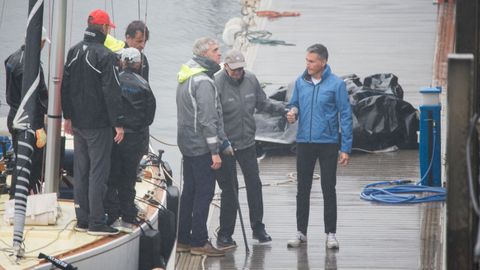 Juan Carlos I volviendo al puerto deportivo de Sanxenxo, tras suspenderse el entrenamiento con el Bribn