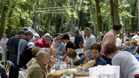 Comida na carballeira de Santa Isabel no Convivio da Cultura Galega de Outeiro de Rei