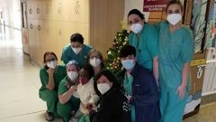 Precieux, ni�o de Ben�n (�frica) operado en el Hospital Teresa Herrera de A Coru�a (Chuac) del coraz�n dentro del programa Viaje hacia la Vida de Tierra de Hombres con personal de la uci pedi�trica en la que estuvo ingresado cuatro meses y medio. De izquierda a derecha: Susana Varela, Margarita Louzco, Noem� Mosquera, Iria Rivera, In�s Vergara, �lvaro S�nchez, Mar�a Pallas y Leticia Berm�dez.