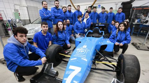 Alumnos del ciclo dual de alta especialización en vehículos de competición que se imparte en el CIFP As Mercedes de Lugo