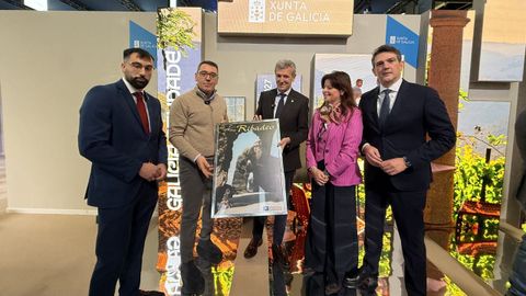 Alfonso Rueda y el alcalde de Vegadeo, Dani Vega, con el cartel promocional de As Catedrais