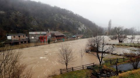 Inundaciones al desbordarse el ro Naln en Las Inmediaciones de Laviana(Asturias)