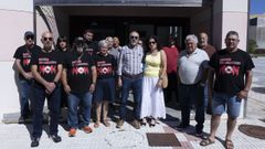 Vecinos, afectados e integrantes de la plataforma Stop Biog�s A Laracha, a la salida del pleno celebrado en la Casa da Cultura.