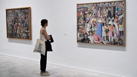 Una visitante en la exposición «Maruja Mallo: Máscara y compás»