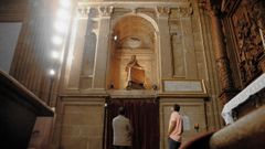 Estatua orante bajo la que se localizaron las joyas al exhumar el cuerpo del cardenal