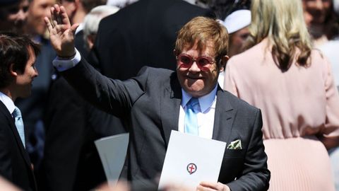 Una actuaci�n de lujo. Elton John se puso al piano para hacer sonar todos sus grandes exitos durante el enlace. Los invitados pudieron disfrutar de temas como I'm still Standing o Your Song.