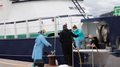 Sanitarias del Hospital da Mari�a salen del Notre Dame Cedeira tras practicarle test a los quince tripulantes que quedaban a bordo tras hospitalizar al patr�n