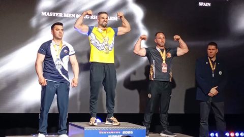 Fran Rodr�guez, a la derecha, junto a los representantes de Ruman�a y Azerbaiy�n en el podio m�ster de la divisi�n de menos de 80 kilos.