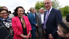 El Primer Ministro de Escocia, John Swinney, a la derecha, habla con los diputados del Partido Nacional Escoc�s (SNP) reci�n elegidos en Edimburgo,