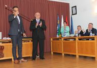 Villares, con el bast�n de mando del Concello cervense. 