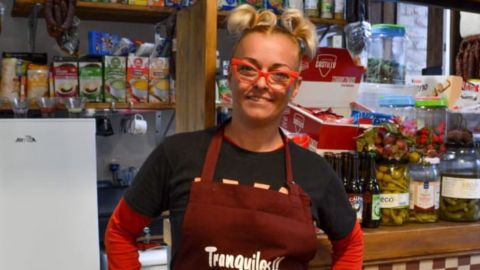 Karoli Santiago, bar-tienda La Caleyuca