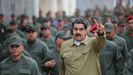 Nicol�s Maduro, rodeado de militares, en una base de Caracas