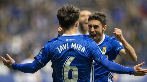 Javi Mier y Gastn Brugman celebran el 1-0 frente al Valladolid