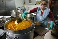 En el comedor social de San Francisco ayer se sirvieron m�s de cien platos de fabada de Marc�n. 