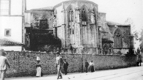 Iglesia y Convento de San Francisco, derribados en 1902 para levantar el edificio de la Diputacin. Uno de los muchos edificios histricos desaparecidos en Oviedo