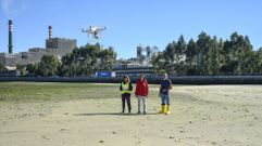 Cientficos investigando con drones el banco marisquero de Os Praceres