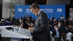 Ya en el estrado, Feijoo bebi� agua y comenz� su discurso agradeciendo a los asistentes que le brindasen su cari�o durante tantos a�os.
