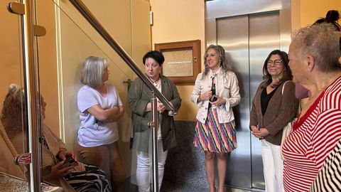 Martina Aneiros, en su visita ayer a un inmueble de Caranza. 