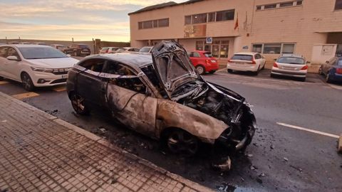 El coche que ardi� de madrugada en As Xubias qued� completamente calcinado