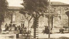Foto antigua de Noia, con el convento de San Francisco ya trasladado al emplazamiento actual. 