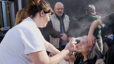 Fani Mosqueira, jefa de peluquería y maquillaje, retoca a Ane Gabarain
