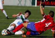 El larach�s Mon disputa un bal�n a un jugador del Choco. 