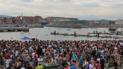 P�blico en el entorno del Puerto Deportivo de Gij�n durante el D�a de las Alas Red Bull