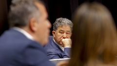 Lores observa al l�der de la oposici�n, Rafa Dom�nguez, durante un pleno municipal en el anterior mandato