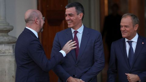 El presidente del Gobierno, Pedro S�nchez, este jueves con su hom�logo del Consejo Europeo, Charles Michel, y el primer ministro de Polonia, Donald Tusk.