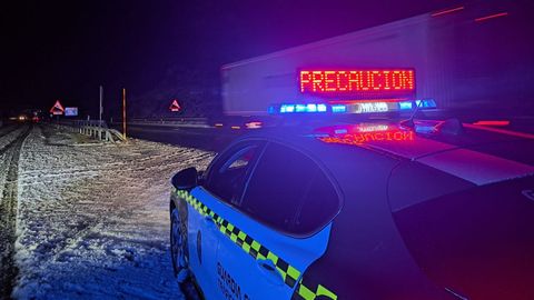 La operaci�n salida navide�a coincidi� con las primeras nevadas de la temporada en las carreteras ourensanas