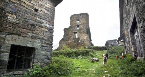 Torre de Arcos, chea de vexetacin; en ruinas o castelo de Caldaloba; e resto da Frouxeira, en Foz