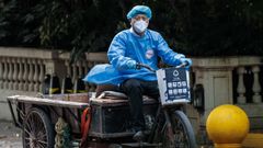 Un empleado de mantenimiento se traslada en bicicleta durante el confinamiento en Shang�i