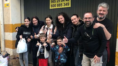 Ramn Castao y Alfonso Prez Caneiro, en Alicante con la familia que transportaron desde Cracovia (Polonia) para encontrarse con una familiar all afincada