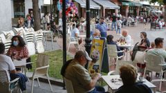 Las terrazas de la hosteler�a local est�n hasta arriba, como cada verano