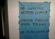 Cartel contra el nuevo modelo en la puerta del Hospital A Coru�a.