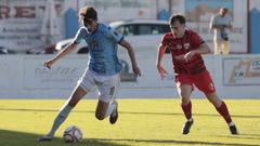Rolle se lleva la pelota ante Ferreiro en el partido del domingo.
