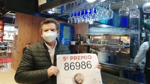 Muy temprano, fueron los periodistas los que despertaron a Manolo Seoane, Mol, para darle la noticia de que en su despacho El rincn de la suerte de O Petn, ubicada en el Centro Comercial Cuatro Caminos, de A Corua, se haba vendido un quinto premio. 