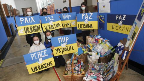 Alumnas del colegio Compaa de Mara de Ferrol participan en la campaa de recogida