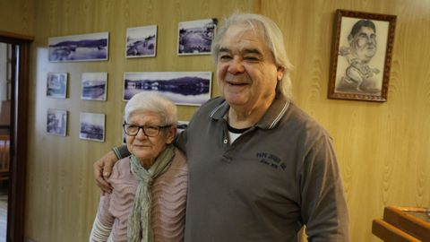 Aniceto Puentes con su madre Dina Rivera, ante fotos del naval en el restaurante Mundial de Fene