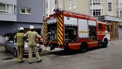 Los bomberos de A Coru�a interviniendo en un garaje de la calle Alexander Von Humboldt