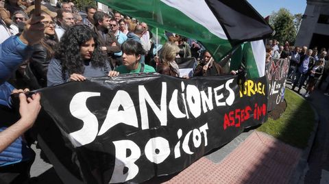  Podemos, IU, CCOO, UGT y PCA convocaron hoy una concentracin en protesta frente a la Delegacin del Gobierno en Asturias por la muerte de decenas de palestinos en las protestas en la frontera de Gaza contra el traslado de la embajada de Estados Unidos a Jerusaln.