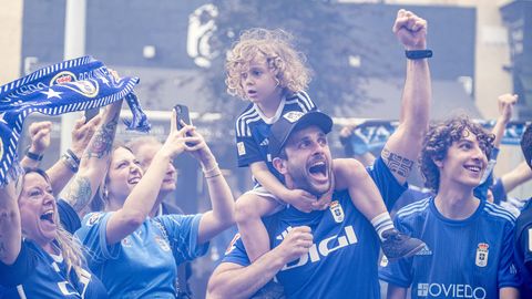 As fue el emocionante recibimiento al autobs del Real Oviedo antes del choque ante el Almera
