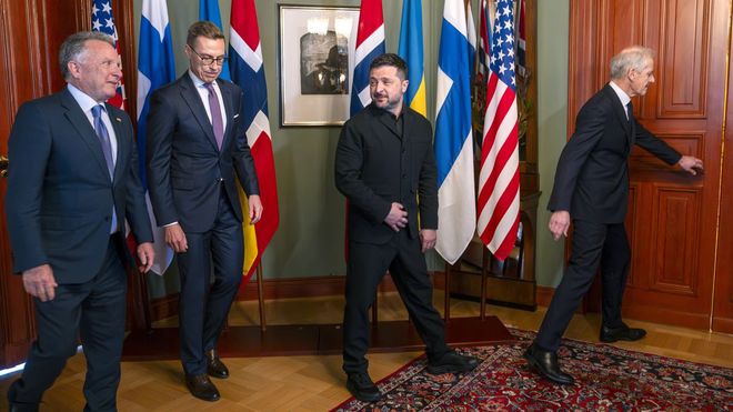 Steve Witkoff y Volod�mir Zelenski, junto al presidente finland�s Alexander Stubb, antes de comenzar su reuni�n en Oslo