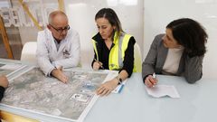 La conselleira (en el centro) analiz� el plan de obras junto al director del �rea sanitaria, �ngel Facio