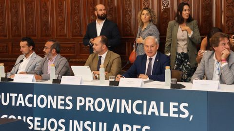 Tom� (segundo por la derecha en la fila inferior) destac� el papel de las diputaciones para la supervivencia de peque�os municipios