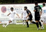El boirista Stefan, con el bal�n, en el partido disputado hace quince d�as en Barra�a ante el Silva. 